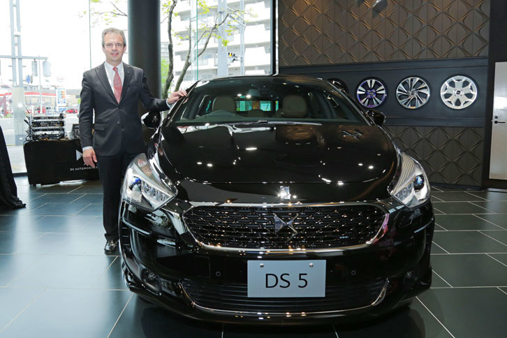 DSオートモビルのブランド統括責任者、エリック・アポド氏と「DS 5」。