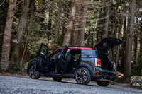 ボディーサイズは全長×全幅×全高=4315×1820×1595mm、ホイールベース:2670mm。この数値は従来型の「ジョンクーパーワークス クロスオーバー」と同一。車重は40kg増の1670kgとなった。