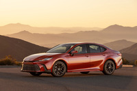 北米におけるトヨタのセールスを支える4ドアセダン「カムリ」。同市場で販売される最新モデルは2023年11月に全面改良を受けた11代目で、米ケンタッキー州ジョージタウン工場が生産を担当する。残念ながら日本では同年12月に販売を終了した。