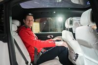 「スマート#1」の車内は意外なほど広い。身長1.95mのスタッフ(写真)も快適に座ることができる。