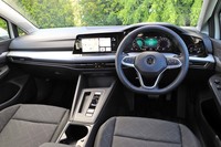 デジタル化が進められたことでダッシュボードやセンターコンソールまわりがすっきりとしたデザインに。エアコンの操作パネルも廃止された。