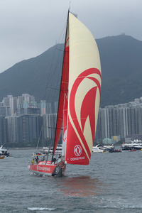 旋回を済ますと、追い風を効率よく受けられるように、素早く帆を張り替える。