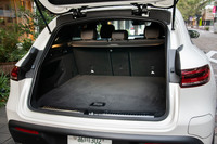 荷室容量は5人乗車時で500リッター。4:2:4分割可倒式の後席をたたむと、最大で1460リッターまで拡張できる。