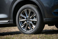 外観では、17インチ、19インチともにホイールの色や輝度を変更。「25T Lパッケージ」のタイヤサイズは225/55R19で、試乗車のタイヤは「トーヨー・プロクセスR46」だった。