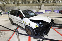 デモンストレーション直後の試験車両の様子。すさまじい衝撃でフロントセクションは大破しているが、キャビンの形状は保たれている。