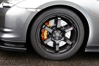テスト車は、「GT-R NISMO」2017年モデルの20インチホイールを装着。タイヤは「ダンロップSP SPORT MAXX GT600 DSST CTT」が組み合わされていた。