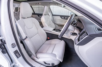 試乗車の外装色「クリスタルホワイトパール」では、「ブロンド」と呼ばれるインテリアカラーが採用され、シートはパーフォレーテッドファインナッパレザーの表皮で仕上げられている。