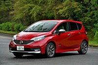 日産ノートe-POWER X モード・プレミア
ボディーサイズ:全長×全幅×全高=4130×1695×1520mm/ホイールベース:2600mm/車重:1230kg/駆動方式:FF/エンジン:1.2リッター直3 DOHC 12バルブ/モーター:交流同期電動機/エンジン最高出力:79ps(58kW)/5400rpm/エンジン最大トルク:103Nm(10.5kgm)/3600-5200rpm/モーター最高出力:109ps(80kW)/3008-10000rpm/モーター最大トルク:254Nm(25.9kgm)/0-3008rpm/タイヤ:(前)195/55R16 (後)195/55R16/価格:220万7520円