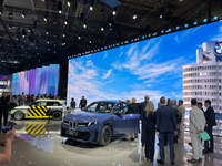 こちらはライバルの「BMW iX3」。デザインの新鮮度ではこちらが上か。