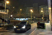 再び夜、ラジオ局のそばで。昼間見たのとは別の「Q50」がやってきた。