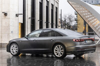 プレスラインにこだわりのあるメーカーといえばアウディ。一時は触れたら手が切れるんじゃないかというほどにエッジの立ったラインを、ボディーのそこら中に走らせていた。写真は2018年登場の現行型「A8」。