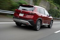 「e-4ORCE」は前後モーターの駆動力や回生ブレーキなどを統合制御。減速時のピッチングを抑えたりコーナリング時のふくらみを抑えたりと、走りの質感を高めている。