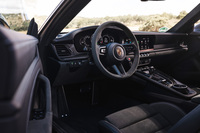 インテリアでは、「911」の伝統的なデザインは踏襲しつつ、インターフェイスを大幅にデジタル化。インフォテインメントシステムも改良され、操作性の改善が図られた。