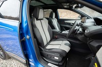 ダークグレーとライトグレーのツートンシートは「GTハイブリッド4」専用。シートヒーターを標準装備する。