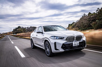 サスペンションは「X5」と同じくフロントがダブルウイッシュボーン式、リアがマルチリンク式。可変ダンパーの「アダプティブMサスペンション」が標準で装備される。