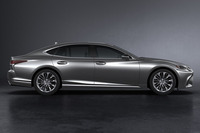 新型のホイールベースは3125mm。従来のロングモデル相当に一本化された。