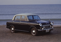1959年「ダットサン・ブルーバード」。日産オリジナル車両としては初めて前輪独立懸架を持つ乗用車専用シャシーを採用したベストセラー。写真は「1200デラックス」で、1000はもっぱらタクシー用の「スタンダード」のみとなった。