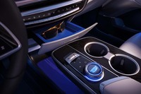 センターコンソールには、インフォテインメントシステムのスイッチのほか、引き出し式の小物入れやカップホルダーなどが配置されている。