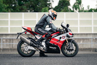 シート高は830mmと、スーパースポーツのご多分にもれず、かなり高め。身長179cmの筆者はなんとか両足のカカトが接地した。