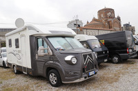 2018年10月、イタリア北部パドヴァの「アウトモト・デポカ」の駐車場にて。「TYPE H」のキャンパー仕様。