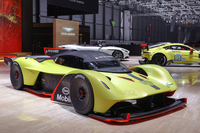 最高出力1100psオーバーのV12エンジンを搭載するスペシャルモデル「ヴァルキリーAMRプロ」。25台限定での生産が予定されている。