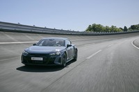 2021年秋に上陸予定の「アウディe-tron GT」は表紙にも登場。今号ではテストコースにおけるドイツ仕様のファーストインプレッションとデザイン解説をお楽しみください。(photo:田村孝介)