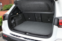 荷室容量は、「GLA」が425~435リッターなのに対し、「EQA」は340リッターとなっている(いずれも5名乗車時、VDA計測値)。