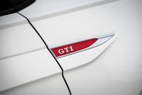 フロントフェンダーの後ろにも「GTI」バッジが装着されている。