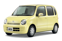 2004年に登場した「ダイハツ・ムーヴラテ」。ファンシーなデザインと利便性の高さが自慢の軽ハイトワゴンで、ひたすらに女性をターゲットとしたモデルだった。