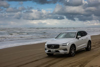 新型「XC60」には、全車速追従機能付きのアダプティブクルーズコントロールと、140km/h未満の速度域において車線の中央を維持できるよう支援するパイロットアシストが標準装備される。