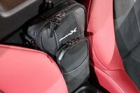 「S660」の座席間におさまる「シートセンターバッグ」は、ユーティリティーに乏しい同車のユーザーにはうれしいアクセサリー。コンプリートカー「S660モデューロX バージョンZ」のものには、「Modulo X」ロゴが添えられている。