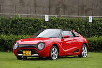 丸目ヘッドライトを持つ顔つきによって、オリジナルの「S660」の現代的でシャープなイメージから、クラシカルで柔らかな印象に一変した「S660ネオクラシック」。