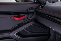 軽量化の一環として採用されるナイロン製のストラップ式ドアオープナー。通常は黒色だが、今回の試乗車はオプションのアクセントカラーによって、ガーズレッド色となっていた。