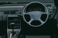 メータナセル周囲に配置されたサテライトスイッチパネルが目を引く「ピアッツァ」のコックピット。スポーティーバージョン「イルムシャー」では、MOMO製のステアリングホイールが標準装備とされていた。