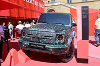 「メルセデス・ベンツ・エレクトリックGクラス」。ラダーフレームを持ち、各輪に近い位置にモーターを搭載すると解説されている。