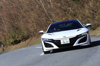 「スポーツ+」モードを選択すると、EV走行とアイドリングストップが無効に。ツインモーターによるトルクベクタリングをより積極的に生かしたコーナリングが可能となる。