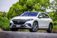 2023年5月に上陸したメルセデスEQブランドの新型電動SUV「EQS SUV」。メルセデスのフラッグシップ電気自動車「EQS」と同じEV専用のプラットフォーム「EVA2」を採用した3列シート7人乗りのフルサイズSUVで、米国アラバマ州のタスカルーサ工場で生産される。