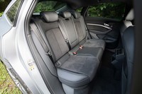 クーペスタイルではあるものの、全長4900mmの大型ボディーだけあって後席空間は写真のとおり広い。前後軸間で動力伝達を必要としないため、床面の張り出しもほとんどない。