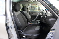 シートはツートンカラー(ブラック×グレー)のファブリック仕立てとなる。