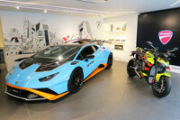会場には、デザインのモチーフとなった「ランボルギーニ・ウラカンSTO」の姿も。