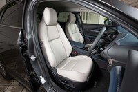 「CX-5」と同等の左右席間隔を確保したというフロントシート。センターおよびドアに大型のアームレストを採用したのも自慢だ。