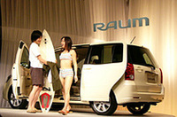 発表会では、新型ラウムの使い勝手を示すデモンストレーションが行われた。大きな荷物を抱えた女性や、サーフボードを積む若いカップル、妊婦などが登場し、「ユニバーサルデザイン」を具現化した新型の利便性をアピールした。