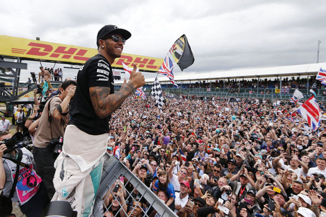 地元イギリスのファンとともに勝利の喜びを分かち合うメルセデスのルイス・ハミルトン。イギリスGP通算3勝目を飾った。(Photo=Mercedes)