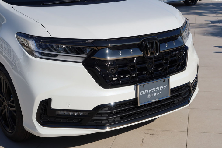 ホンダ・オデッセイe:HEVアブソルート・EXブラックエディション 純正アクセサリー装着車(フロントまわり)