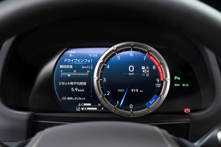 センターのリングが右に移動してマルチインフォメーションディスプレイが大写しになる。