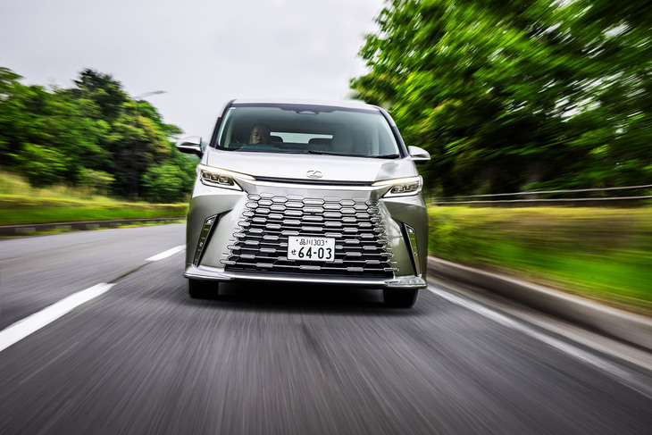 サスペンションはフロントがマクファーソンストラット式、リアがダブルウイッシュボーン式。速度を問わず上質な乗り心地を提供するという「周波数感応バルブ付きAVS」をレクサス車として初採用したのも同車の特徴だ。