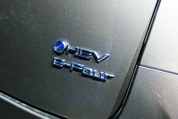 トヨタ・アルファード エグゼクティブラウンジ(「HEV E-Four」ロゴ)