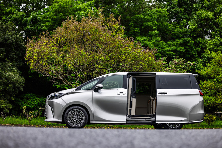 ボディーサイズは全長×全幅×全高=5125×1890×1955mm、ホイールベースは3000mm。従来型に対して全長が85mm長く、全幅が40mm拡大されている。新設計の「GA-K」プラットフォームを採用し、従来型比で約1.5倍となるねじり剛性の強化や、外板を含め全体で約30kgの軽量化を実現したという。