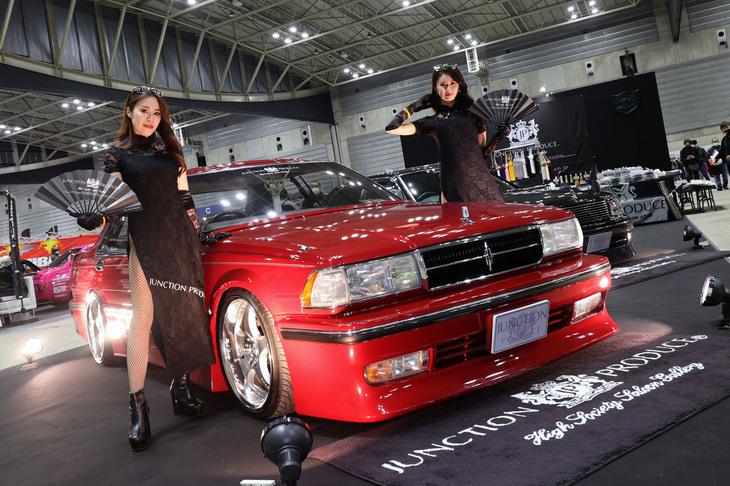 VIPカーが人気だったころは東京オートサロンに派手なブースを構えていたジャンクションプロデュース。オートサロンからは消えて久しいが、ここで復活していた。クルマは通称“グラツー”こと7代目「日産セドリック ハードトップ グランツーリスモ」(Y31)。奥の物販コーナーに房(フサ)は健在だった。