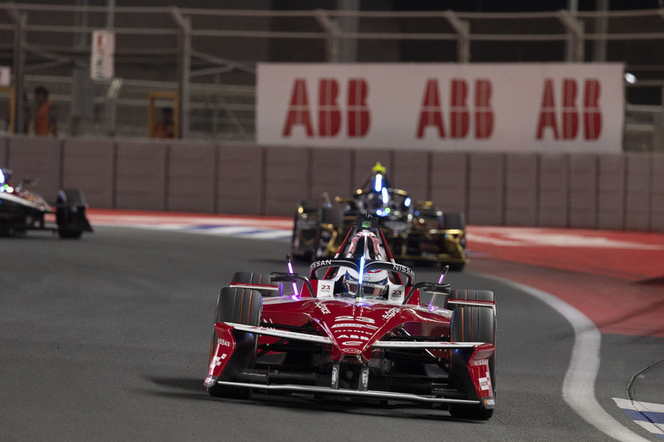 電動フォーミュラマシン「Gen3 EVO」は、リアモーターの300kWにフロントモーターの50kWを足し、4WDとして走行することが可能となった。スタート直後の5秒間やアクティベーションゾーンを通過する際のアタックモード時など、3つのシーンでのみ4WD走行が行える。